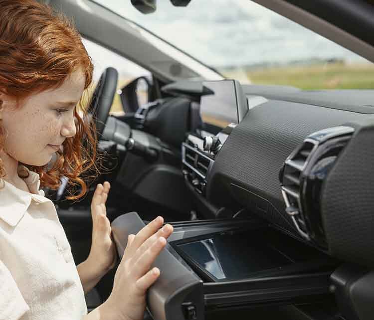 Дівчина висуває тримач для планшета у салоні Citroen C4