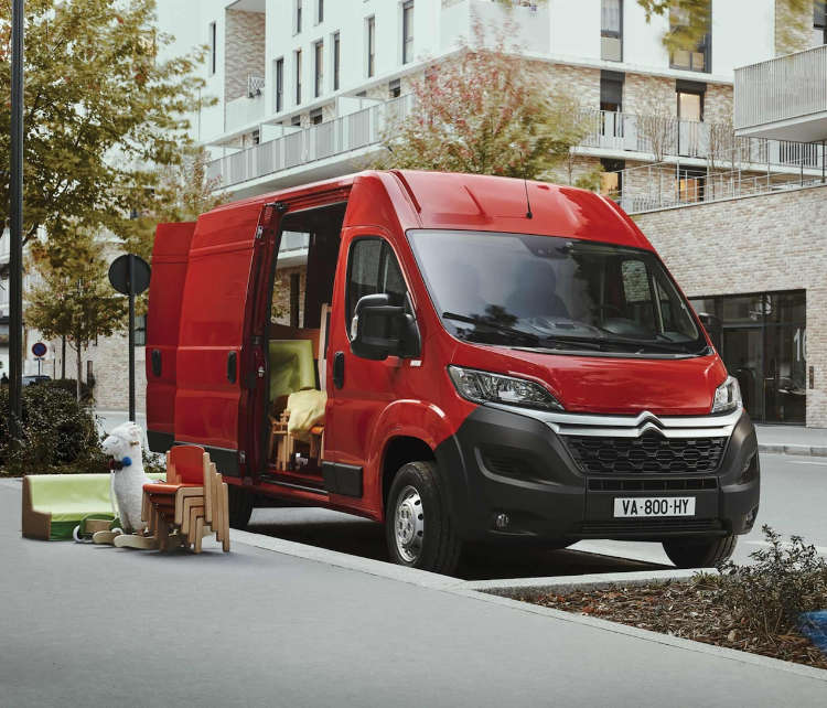 Фургон Citroën Jumper під час завантаження вантажу на вулиці