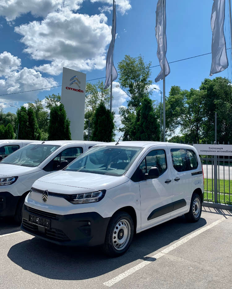 Мінівени Citroën Berlingo біля автосалону «Автодрайв Альянс» на Харківському шосе, 29а у Полтаві