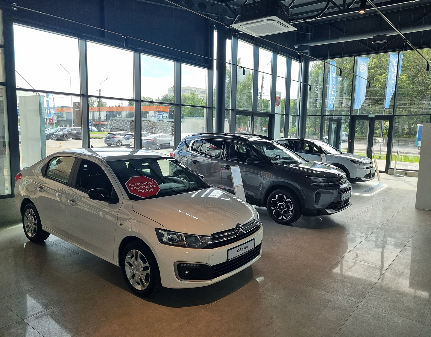 Фасад автосалону Citroën «Автопалац Тернопіль» на Микулинецькій, 29а в Тернополі
