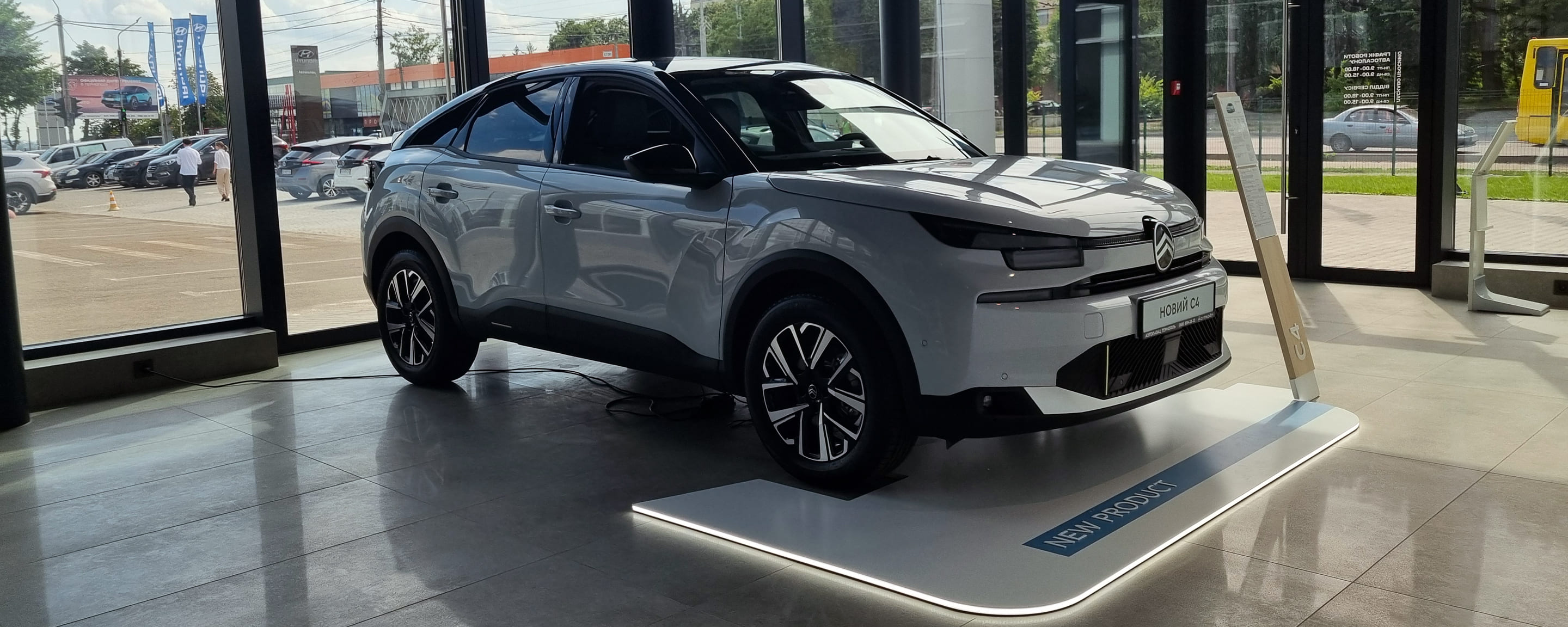 Фасад автосалону Citroën «Автопалац Тернопіль» на Микулинецькій, 29а в Тернополі